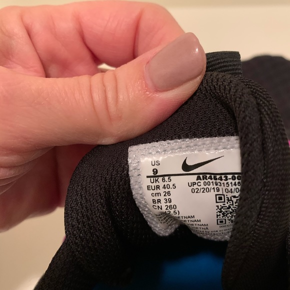 Nike ladies athletic tennis shoes - Picture 7 of 9